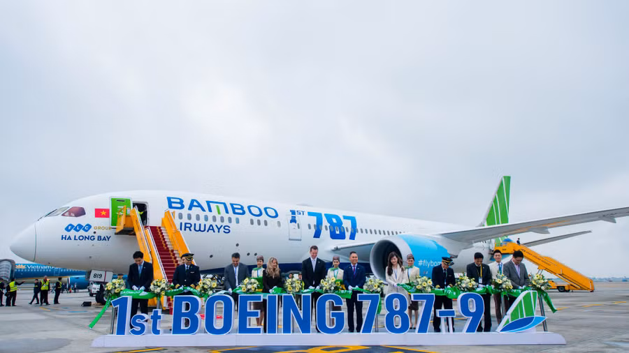 Cắt băng chào mừng Bamboo Airways trở thành hãng hàng không tư nhân đầu tiên tại Việt Nam khai thác máy bay thân rộng.