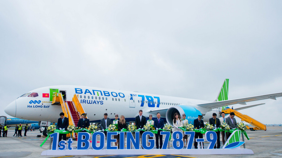 Cắt băng chào mừng Bamboo Airways trở thành hãng hàng không tư nhân đầu tiên tại Việt Nam khai thác máy bay thân rộng. Cắt băng chào mừng Bamboo Airways trở thành hãng hàng không tư nhân đầu tiên tại Việt Nam khai thác máy bay thân rộng.