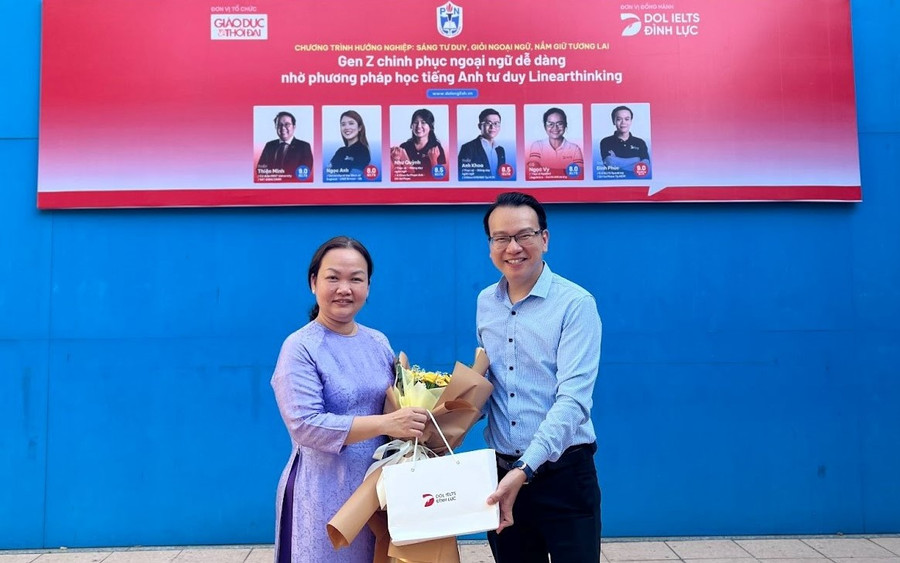 Đại diện DOL IELTS Đình Lực gửi tặng món quà tới nhà trường. Đại diện DOL IELTS Đình Lực gửi tặng món quà tới nhà trường.