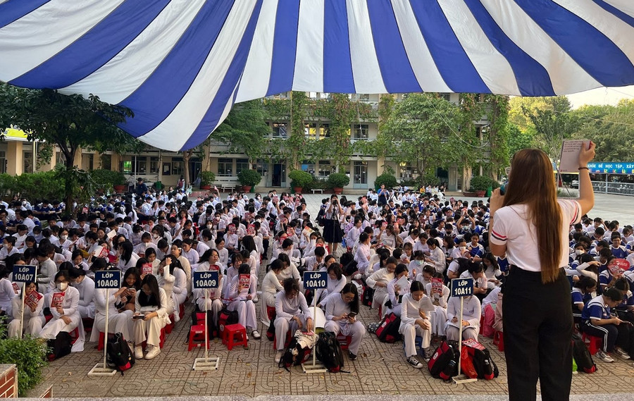 Không khí sôi nổi tại sân trường THPT Phú Nhuận. Không khí sôi nổi tại sân trường THPT Phú Nhuận.