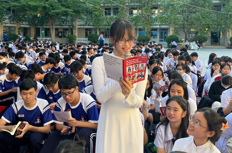 Các bạn tham gia giao lưu sôi nổi cùng diễn giả. Các bạn tham gia giao lưu sôi nổi cùng diễn giả.