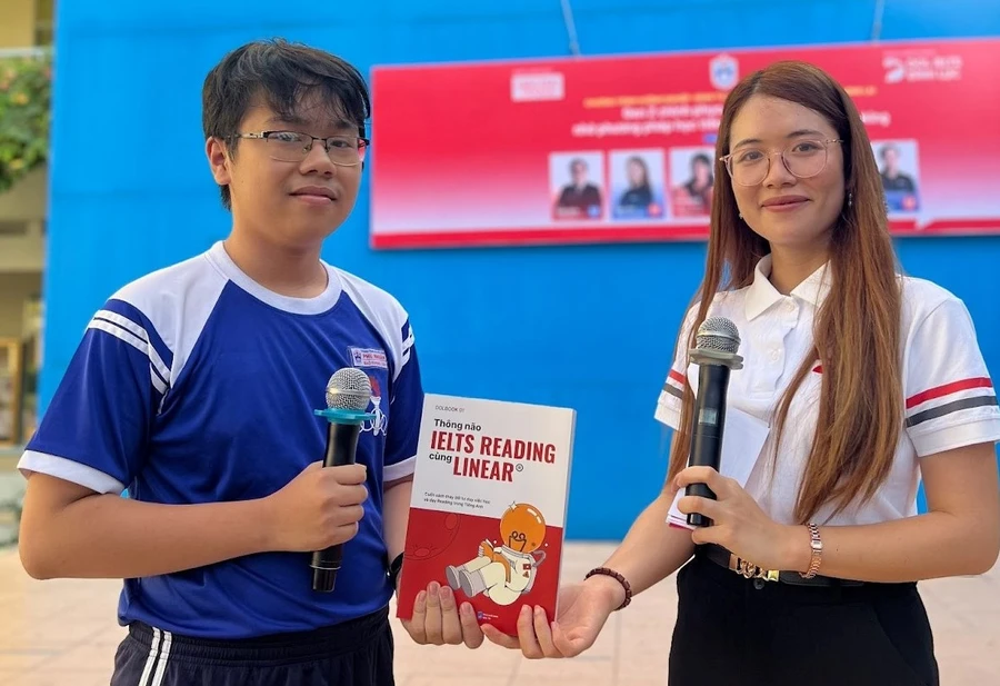 Cuốn sách 'Thông não IELTS Reading cùng Linear' được gửi tặng tới các bạn học sinh.