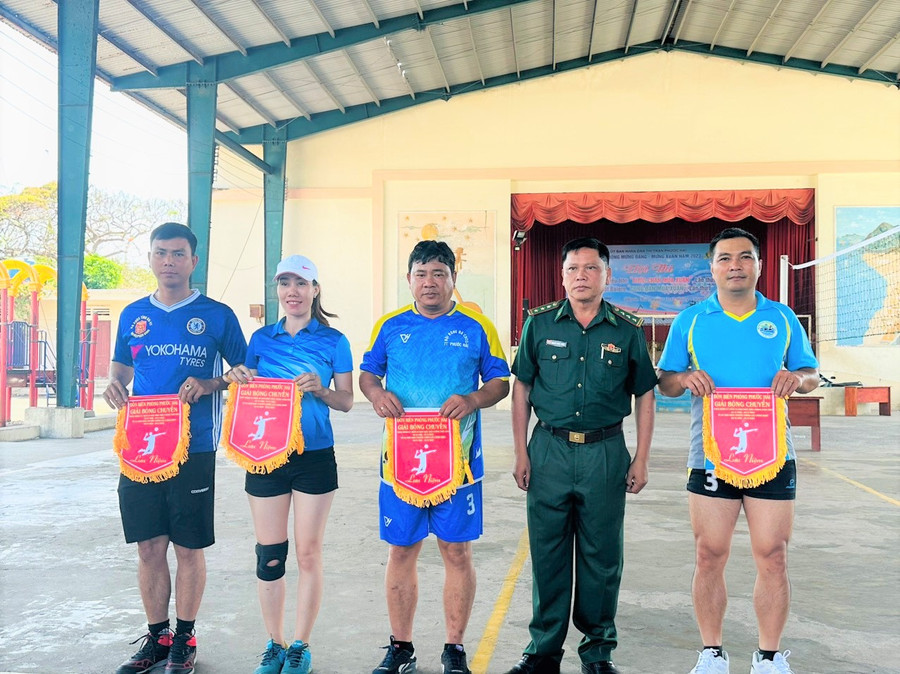 Ban tổ chức trao cờ lưu niệm cho các đội tuyển tham dự giải Bóng chuyền Tứ hùng tại huyện Đất Đỏ.