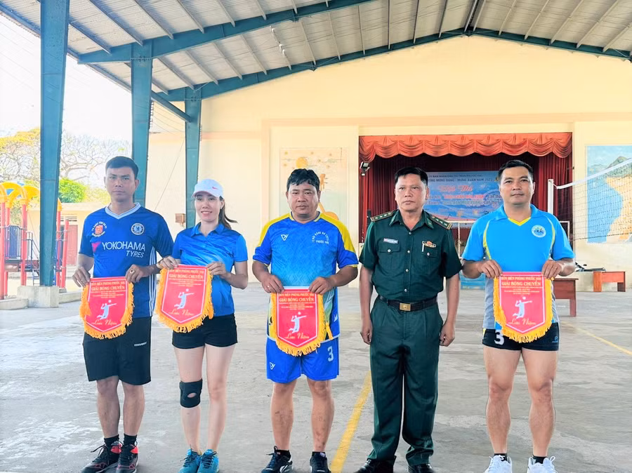 Ban tổ chức trao cờ lưu niệm cho các đội tuyển tham dự giải Bóng chuyền Tứ hùng tại huyện Đất Đỏ.
