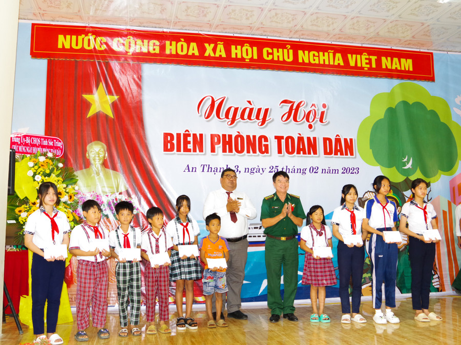 Lãnh đạo BĐBP tỉnh Sóc Trăng và Hội khuyến học tỉnh trao học bổng cho học sinh nghèo.