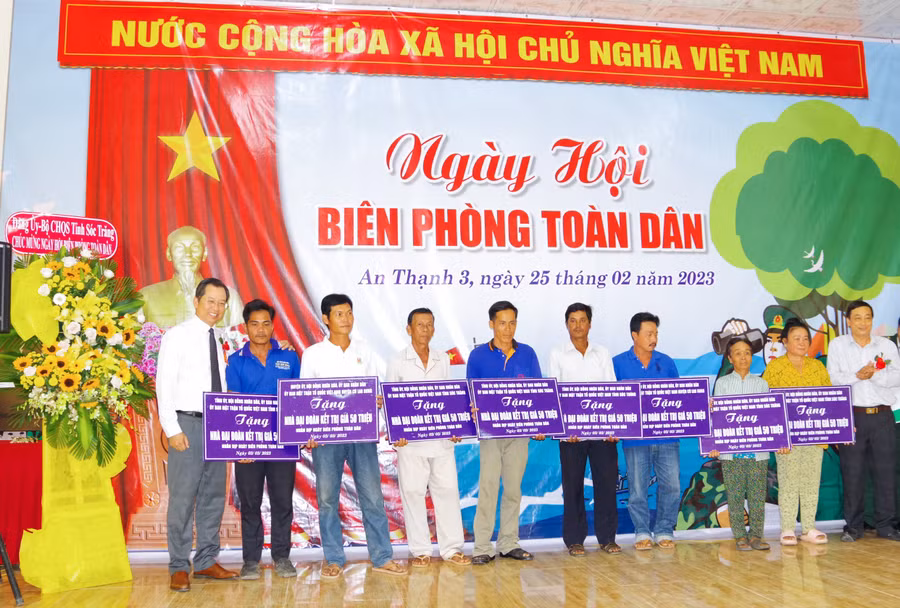 Lãnh đạo UBND, UBMT Tổ quốc Việt Nam tỉnh Sóc Trăng trao bảng tượng trưng tặng nhà “Đại đoàn kết” cho người dân.