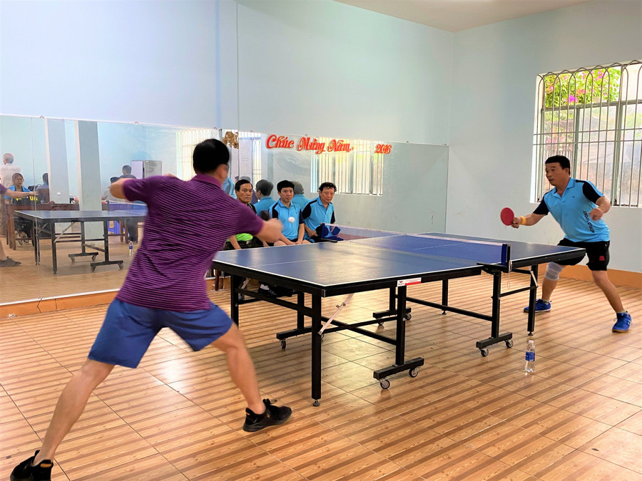 Các vận động viên bóng bàn tham gia tranh tài sôi nổi.