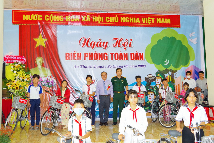 Viettel tỉnh Sóc Trăng tặng xe đạp cho học sinh có hoàn cảnh khó khăn thuộc xã An Thạnh 3 và xã An Thạnh Nam.