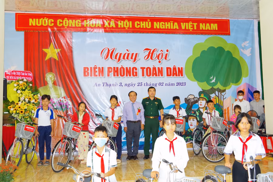 Viettel tỉnh Sóc Trăng tặng xe đạp cho học sinh có hoàn cảnh khó khăn thuộc xã An Thạnh 3 và xã An Thạnh Nam.