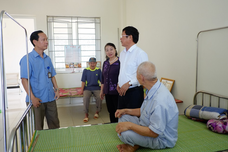 Thăm hỏi, động viên người già neo đơn