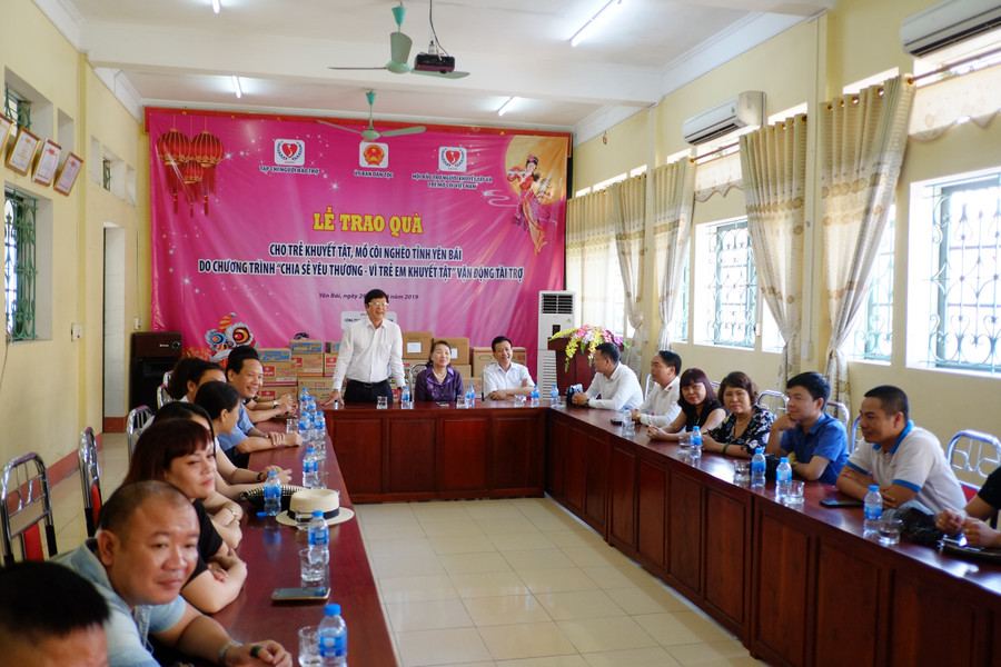 Phó Chủ nhiệm Ủy ban Về các vấn đề xã hội của Quốc hội Đỗ Mạnh Hùng kêu gọi các tổ chức, cá nhân và nhà hảo tâm tiếp tục chung tay giúp trẻ em mồ côi, người khuyết tật, người già neo đơn