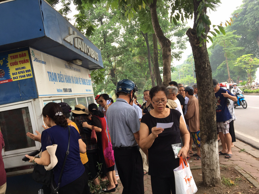 Bà Hồng phấn khởi nhận giấy hẹn trả thẻ