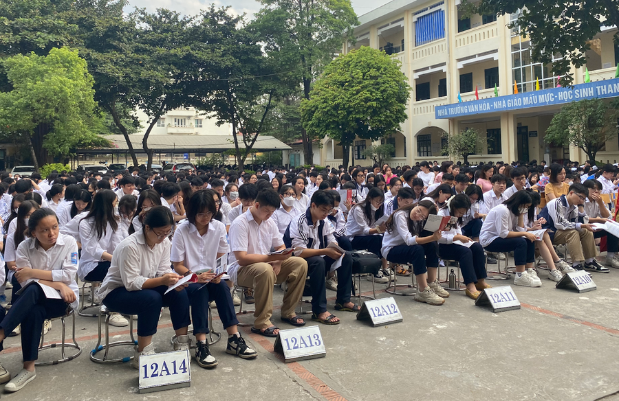 Các bạn học sinh say sưa tìm hiểu phương pháp Linearthinking. Các bạn học sinh say sưa tìm hiểu phương pháp Linearthinking.