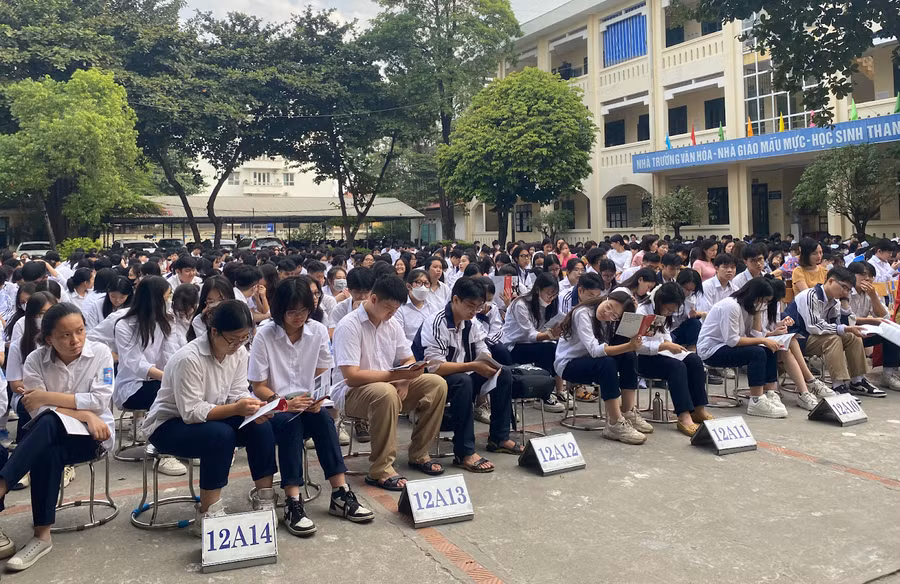 Các bạn học sinh say sưa tìm hiểu phương pháp Linearthinking. Các bạn học sinh say sưa tìm hiểu phương pháp Linearthinking.