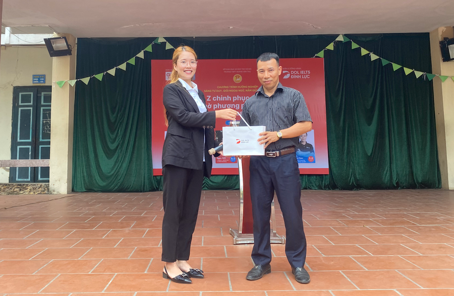 Cô Đỗ Thị Ngọc Anh - diễn giả chương trình tặng món quà tới Ban Giám Hiệu nhà trường. Cô Đỗ Thị Ngọc Anh - diễn giả chương trình tặng món quà tới Ban Giám Hiệu nhà trường.