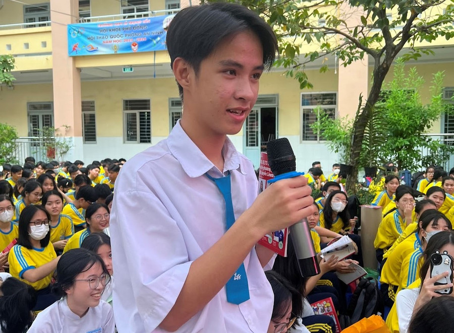 Các bạn học sinh hăng hái trả lời câu hỏi từ diễn giả. Các bạn học sinh hăng hái trả lời câu hỏi từ diễn giả.
