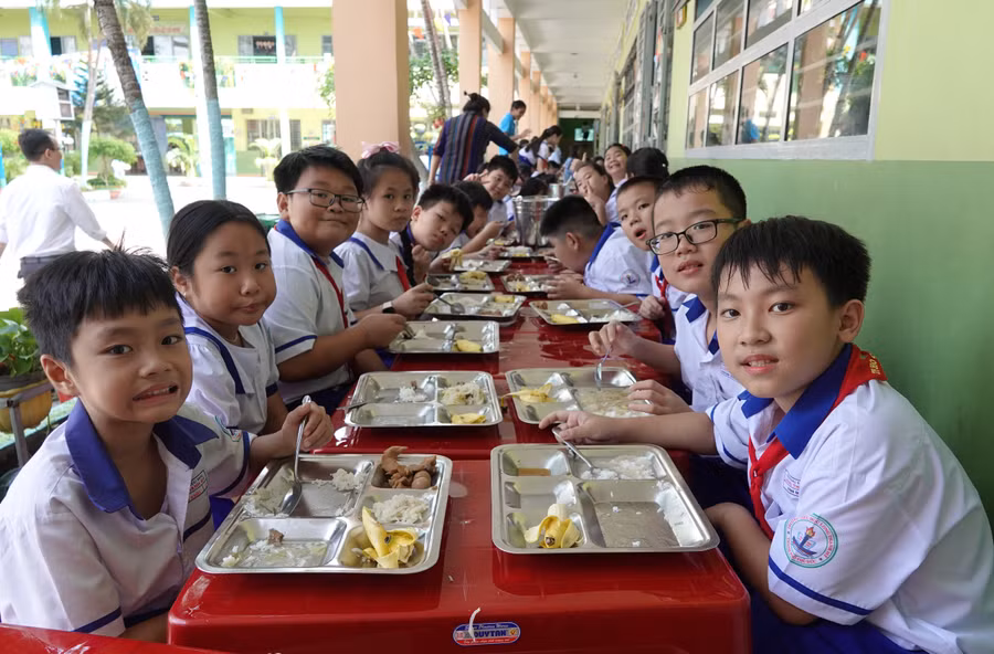 Học sinh Trường Tiểu học Long Thạnh Mỹ ăn bán trú trở lại vào trưa 6/11. Ảnh: Đoàn Minh.