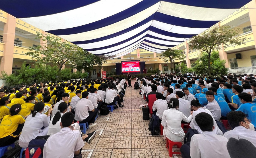 Diễn giả say sưa trao đổi với học sinh THPT Lê Trọng Tấn về phương pháp Linearthinking. Diễn giả say sưa trao đổi với học sinh THPT Lê Trọng Tấn về phương pháp Linearthinking.