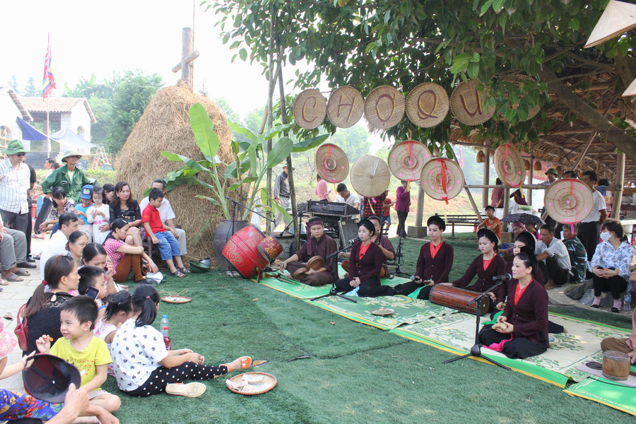 Biểu diễn nghệ thuật dân gian tại không gian chợ quê