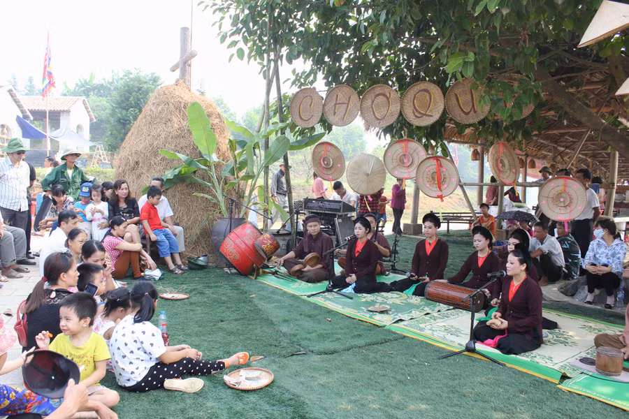 Biểu diễn nghệ thuật dân gian tại không gian chợ quê Biểu diễn nghệ thuật dân gian tại không gian chợ quê