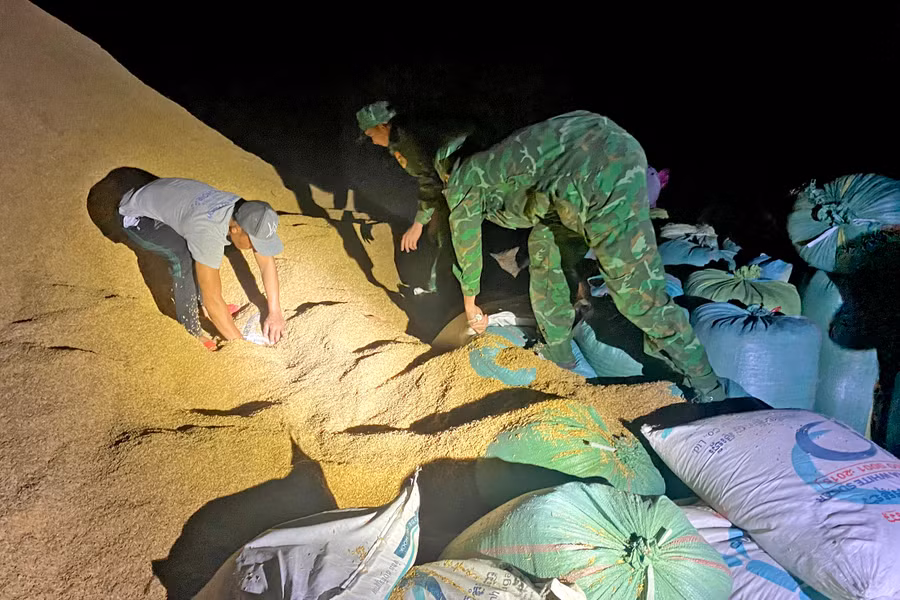 Tổ công tác phát hiện phía dưới đống bao trấu, đối tượng cất giấu 30 bao đường cát không rõ nguồn gốc.