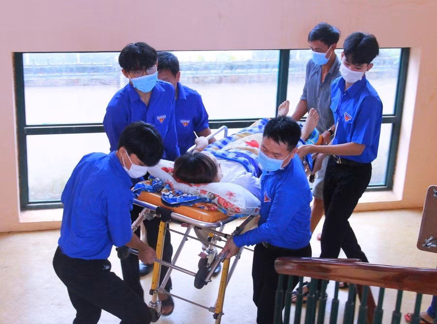 Lực lượng Huyện đoàn Bù Đốp đưa thí sinh Hà Thanh Trâm vào phòng thi.