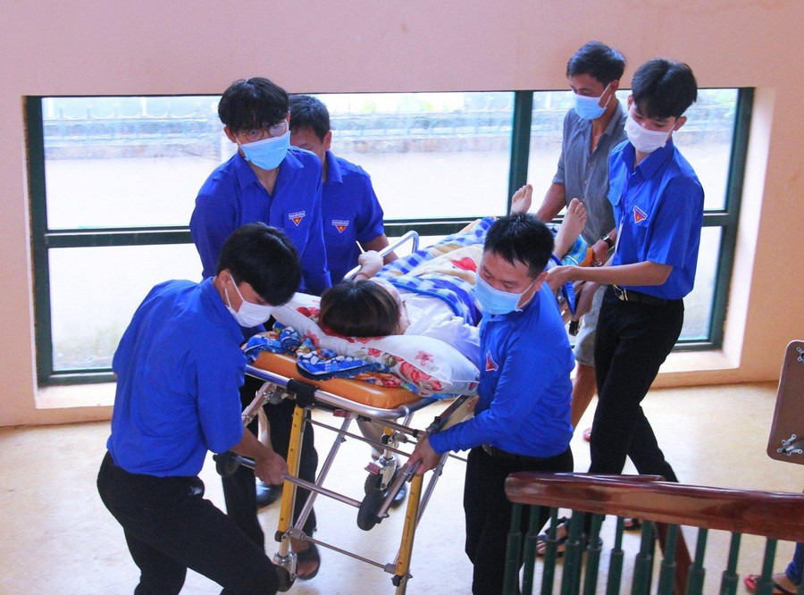 Lực lượng Huyện đoàn Bù Đốp đưa thí sinh Hà Thanh Trâm vào phòng thi. Lực lượng Huyện đoàn Bù Đốp đưa thí sinh Hà Thanh Trâm vào phòng thi.