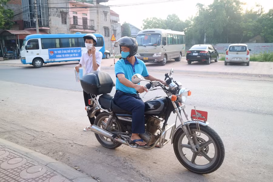 Phụ huynh đã đưa thí sinh đến điểm thi sớm để tránh trường hợp đến muộn giờ hoặc đề phòng xảy ra sự cố trên đường đi.