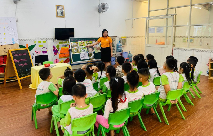 Giáo viên Trường mầm non Hương Nắng Hồng luôn đổi mới phương pháp dạy học để tạo sự thích thú cho trẻ. Giáo viên Trường mầm non Hương Nắng Hồng luôn đổi mới phương pháp dạy học để tạo sự thích thú cho trẻ.