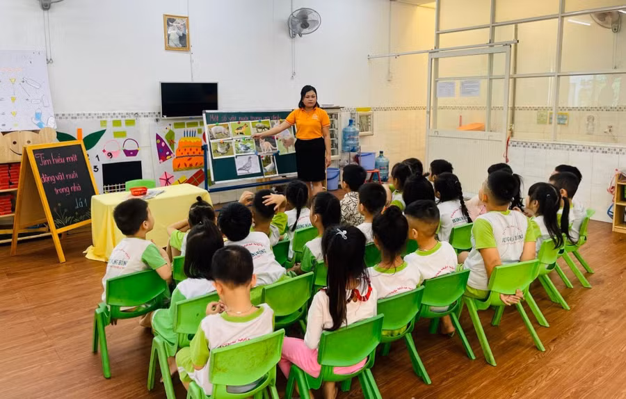 Giáo viên Trường mầm non Hương Nắng Hồng luôn đổi mới phương pháp dạy học để tạo sự thích thú cho trẻ. Giáo viên Trường mầm non Hương Nắng Hồng luôn đổi mới phương pháp dạy học để tạo sự thích thú cho trẻ.