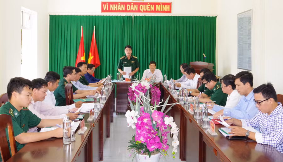 Đoàn công tác khảo sát nắm tình hình trên địa bàn khu vực biên giới biển huyện Trần Đề.