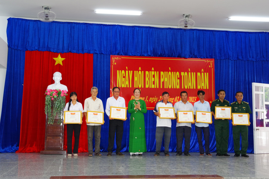 Bà Phan Thị Xinh Hưởng, Phó Bí thư Thường trực Thị ủy Vĩnh Châu trao giấy khen cho các cá nhân.