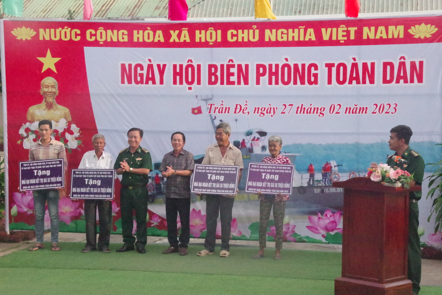 Lãnh đạo BĐBP tỉnh và UBND huyện Trần Đề trao bảng tượng trưng tặng nhà Đại đoàn kết cho người nghèo khu vực biên giới biển huyện Trần Đề.