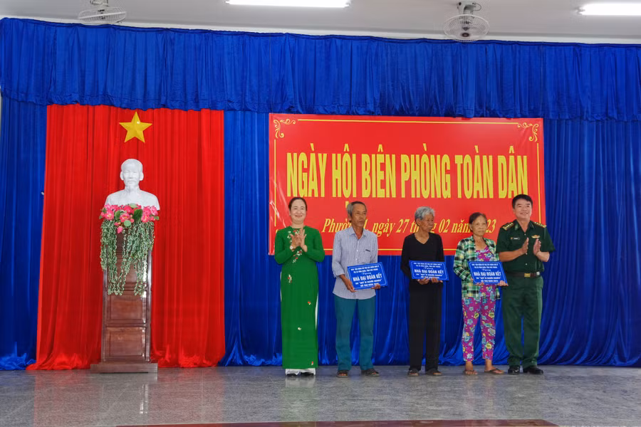 Lãnh đạo BĐBP tỉnh Sóc Trăng và Thị ủy Vĩnh Châu trao bảng tượng trưng tặng nhà đại đoàn kết cho các hộ gia đình có hoàn cảnh khó khăn.