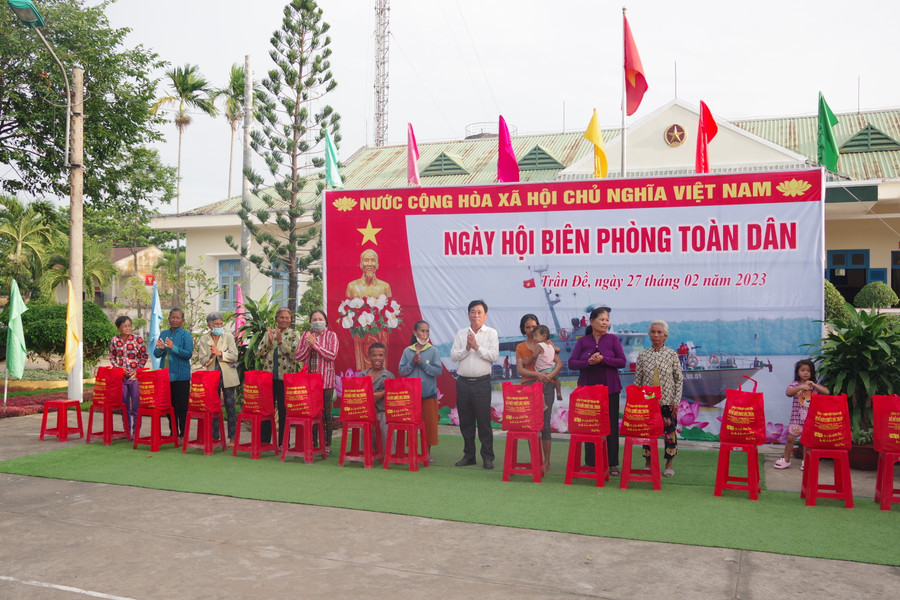 Tặng quà cho người nghèo khu vực biên giới biển huyện Trần Đề.