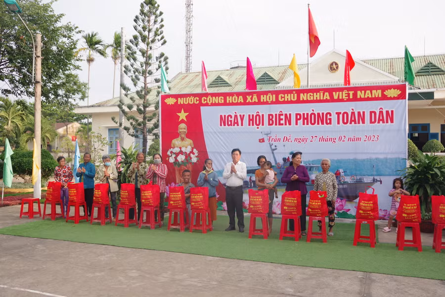 Tặng quà cho người nghèo khu vực biên giới biển huyện Trần Đề.