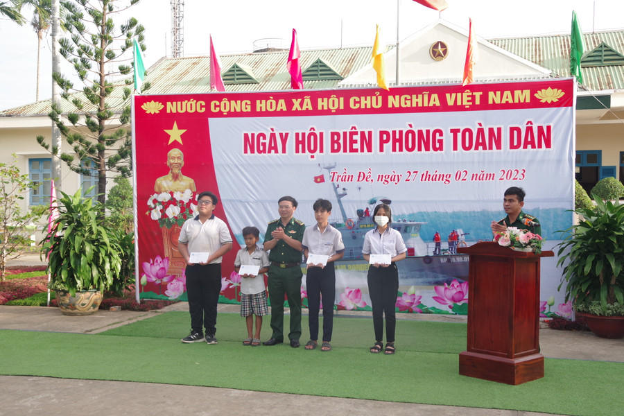 Trao học bổng cho học sinh nghèo khu vực biên giới biển huyện Trần Đề.