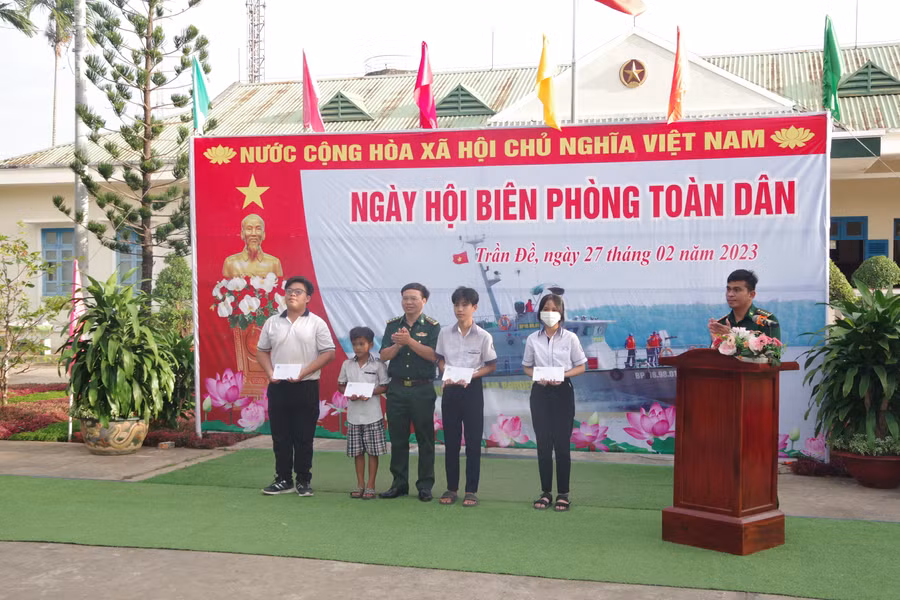 Trao học bổng cho học sinh nghèo khu vực biên giới biển huyện Trần Đề.
