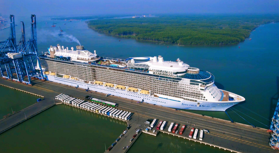 Siêu tàu khách quốc tế Spectrum of the Seas. Siêu tàu khách quốc tế Spectrum of the Seas.