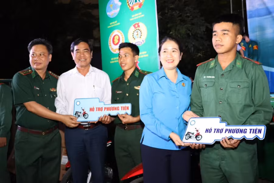 Trao tặng phương tiện sinh kế cho gia đình cán bộ, chiến sĩ Biên phòng TPHCM.