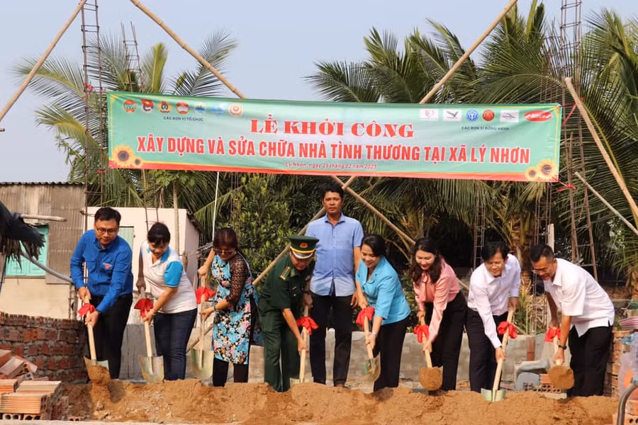 Khởi công xây dựng và sửa chữa nhà tình thương tại xã Lý Nhơn.