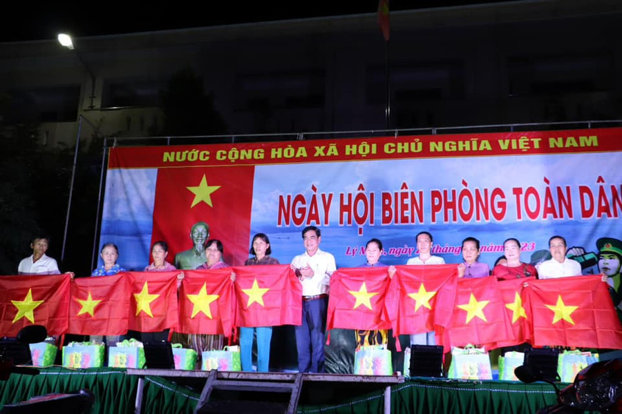 Tặng quà và cờ Tổ quốc cho bà con xã Lý Nhơn. Tặng quà và cờ Tổ quốc cho bà con xã Lý Nhơn.