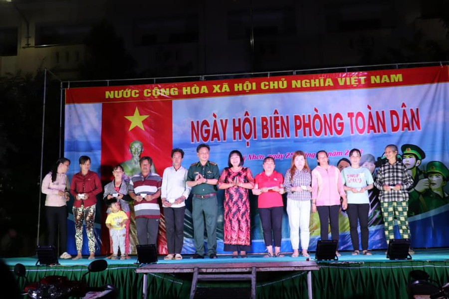 Trao tặng quà cho các hộ gia đình chính sách. Trao tặng quà cho các hộ gia đình chính sách.