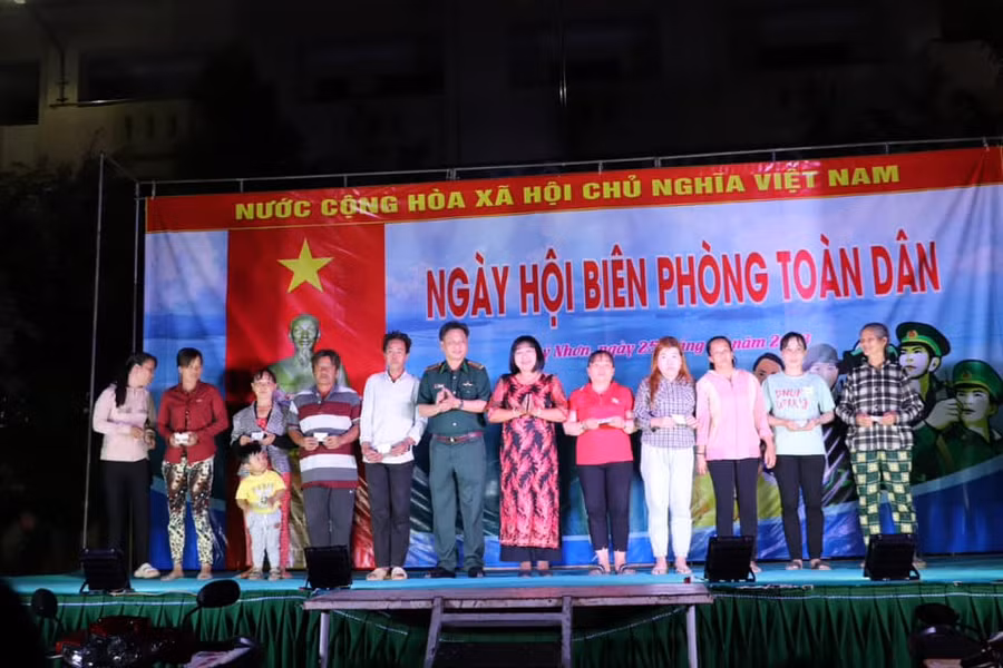 Trao tặng quà cho các hộ gia đình chính sách.