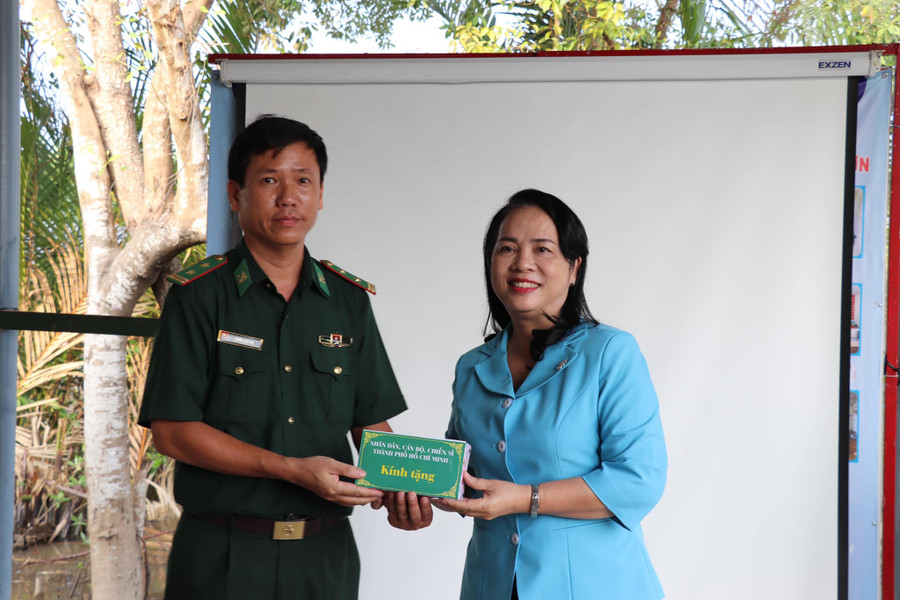 Trao tặng quà cho đồn Biên phòng Long Hoà. Trao tặng quà cho đồn Biên phòng Long Hoà.