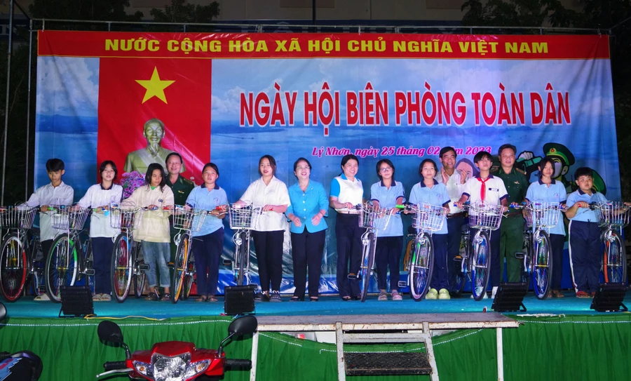 Lãnh đạo bộ đội Biên phòng TPHCM và Ủy ban MTTQ Việt Nam TP trao tặng xe đạp cho học sinh có hoàn cảnh khó khăn.