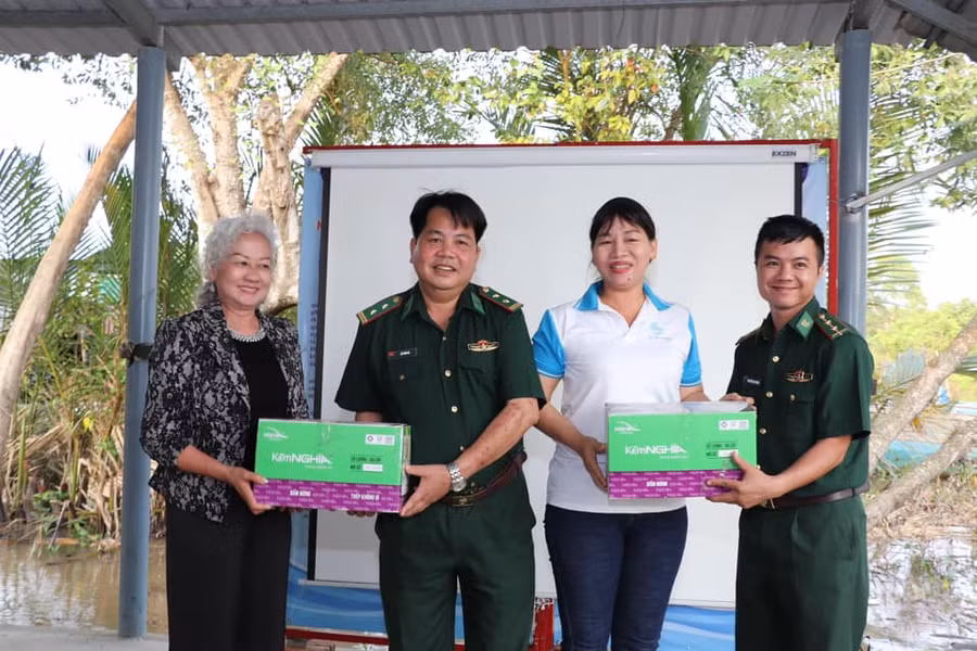 Trao tặng quà cho đại diện cán bộ, chiến sĩ tại Trạm kiểm soát Biên phòng Lý Nhơn.