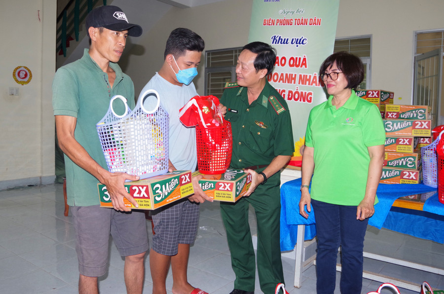 Đại tá Nguyễn Văn Tiến tặng quà cho các hộ gia đình có hoàn cảnh khó khăn trên địa bàn xã Lý Nhơn. Đại tá Nguyễn Văn Tiến tặng quà cho các hộ gia đình có hoàn cảnh khó khăn trên địa bàn xã Lý Nhơn.