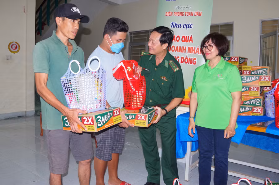 Đại tá Nguyễn Văn Tiến tặng quà cho các hộ gia đình có hoàn cảnh khó khăn trên địa bàn xã Lý Nhơn.