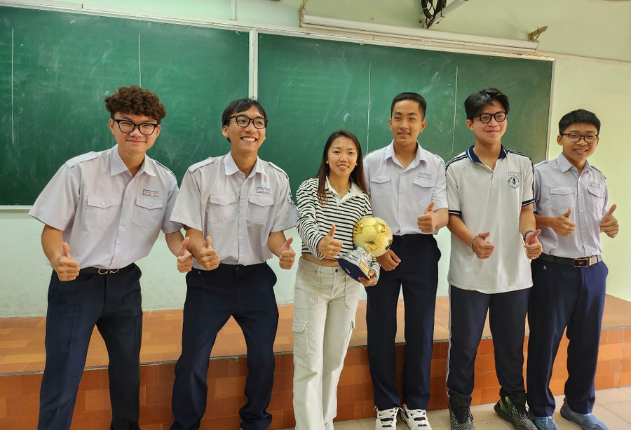 Huỳnh Như chụp hình với học sinh Trường THPT chuyên Trần Đại Nghĩa.